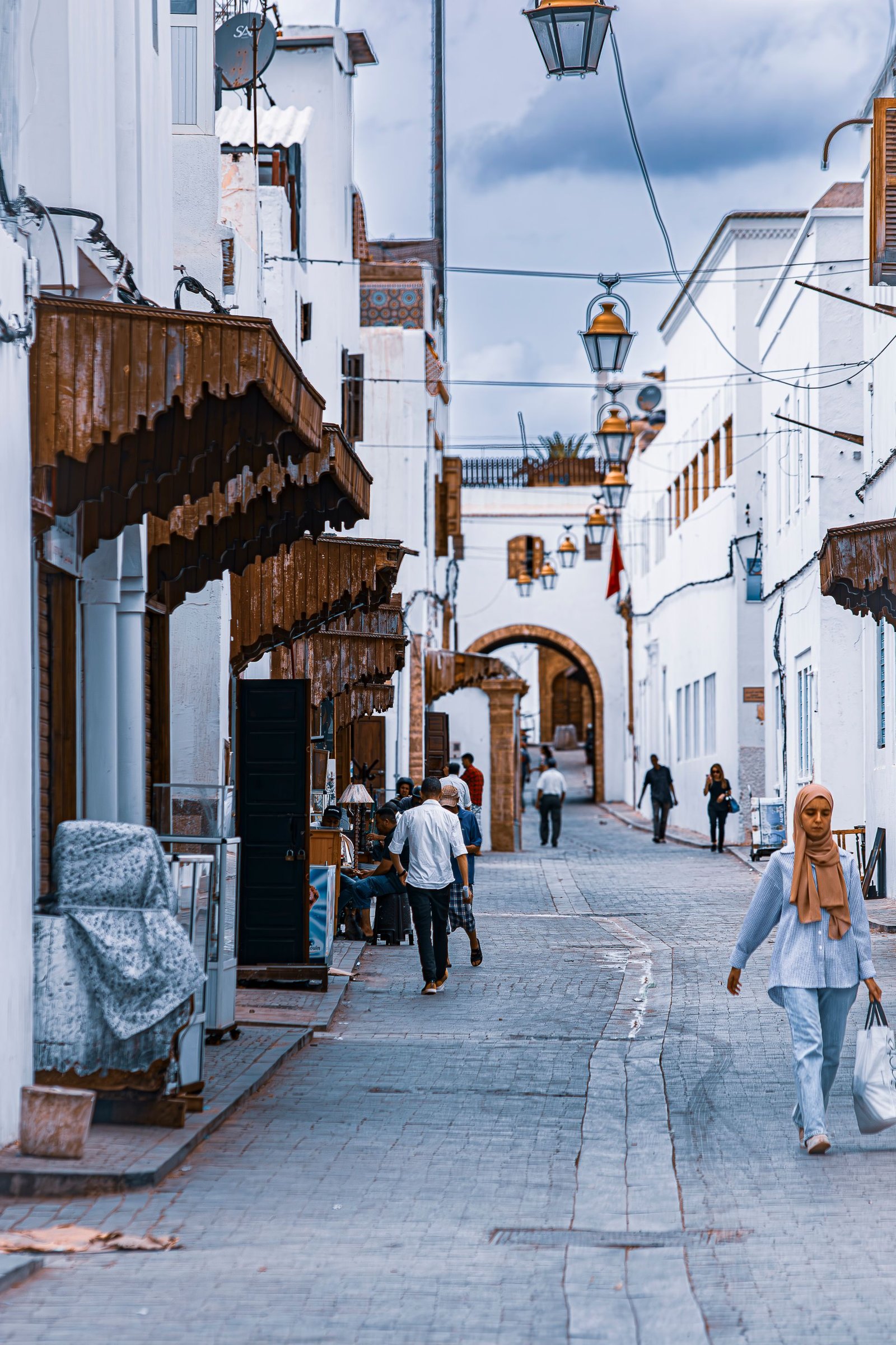 Une rue animée d'une médina marocaine